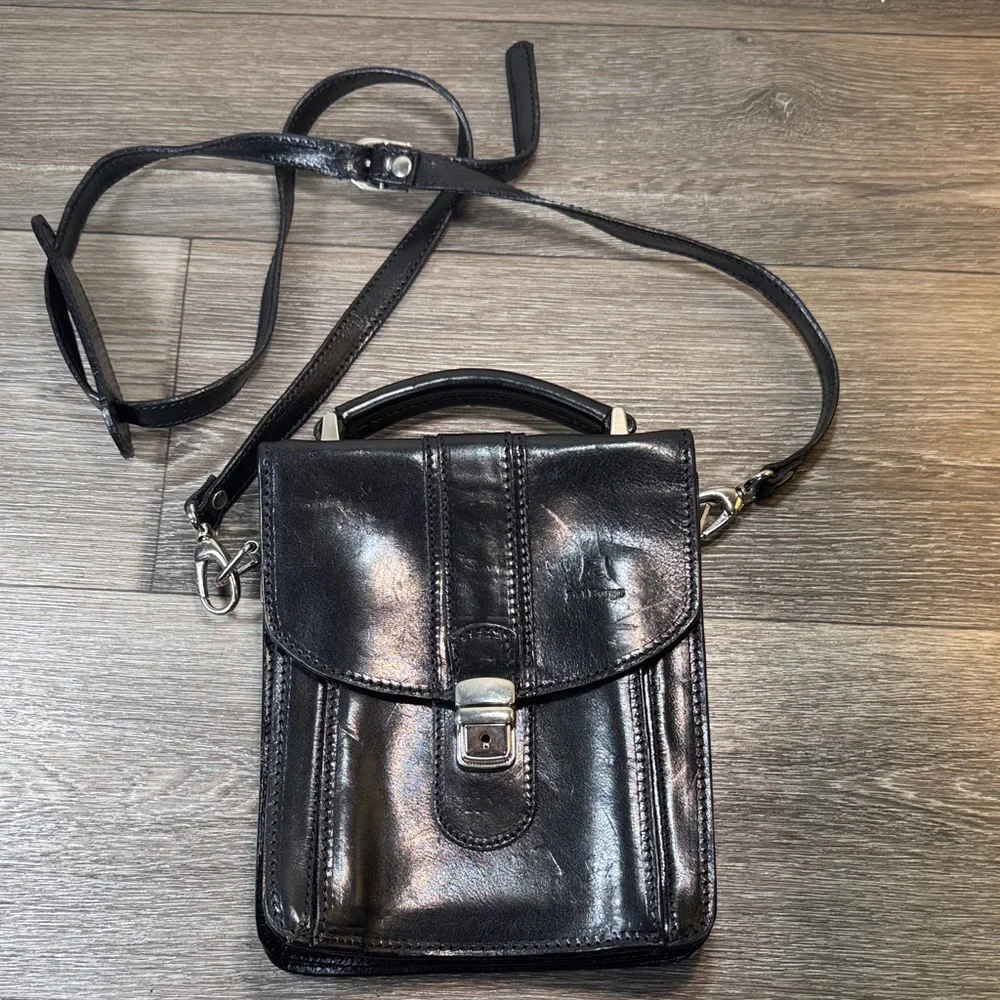 Sleek Black Leather messenger Bag made in Italy genuine leather